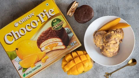 Desipan Orion Choco Pie Real Mango dessert with mango ice cream and fresh mango slices.